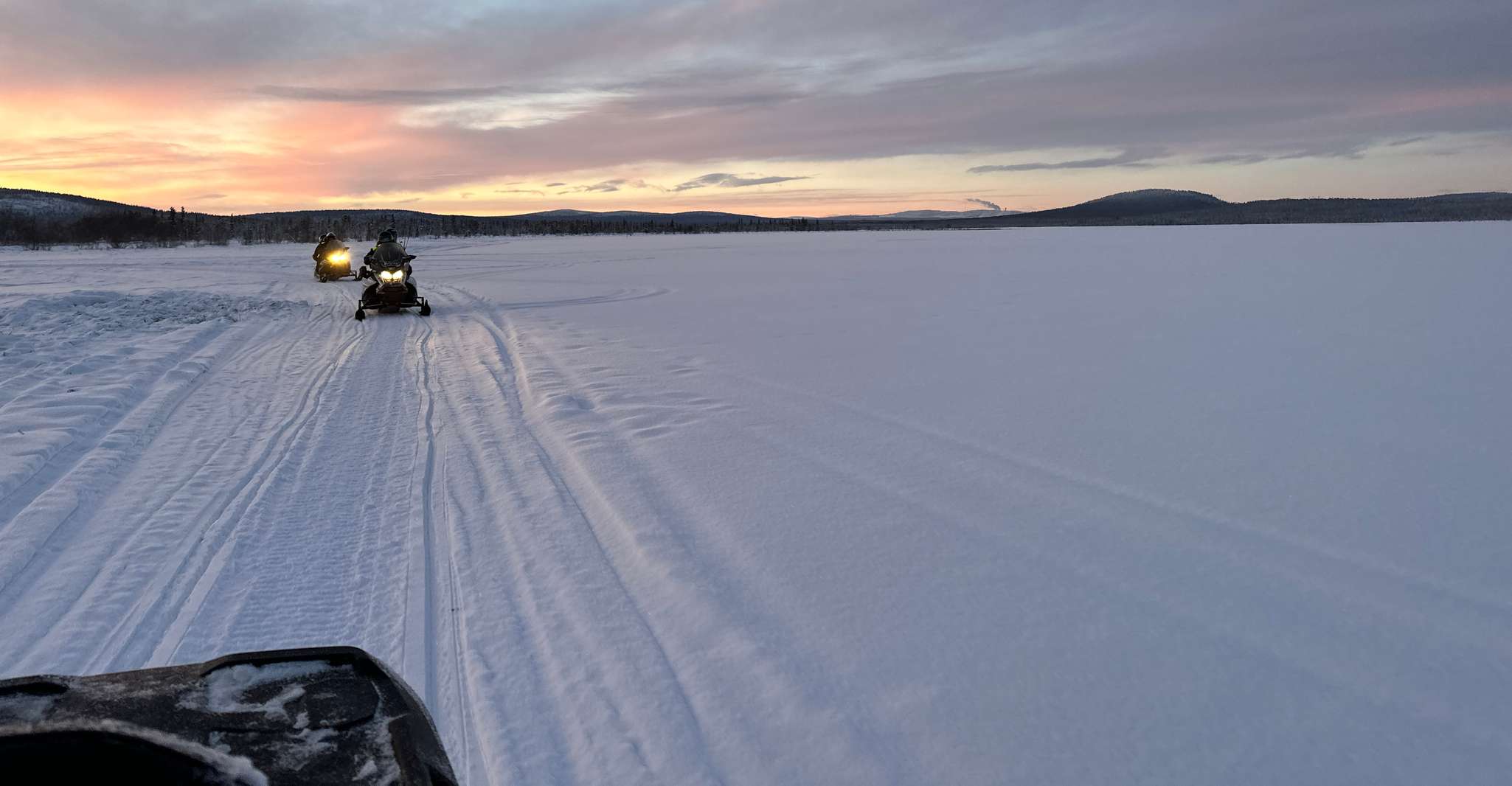 Kiruna, Geführte morgendliche Schneemobiltour (8,30) und fika - Hizvo