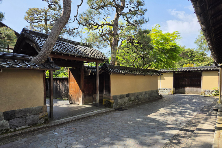 Kanazawa: Samurai Castle and Warrior District Walking Tour