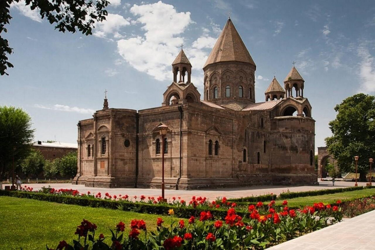 埃里温：埃奇米阿钦、赫里普西美、加扬和兹瓦尔特诺茨之旅Yerevan: Echmiadzin, Hripsime, Gayane &amp; Zvartnots Tour