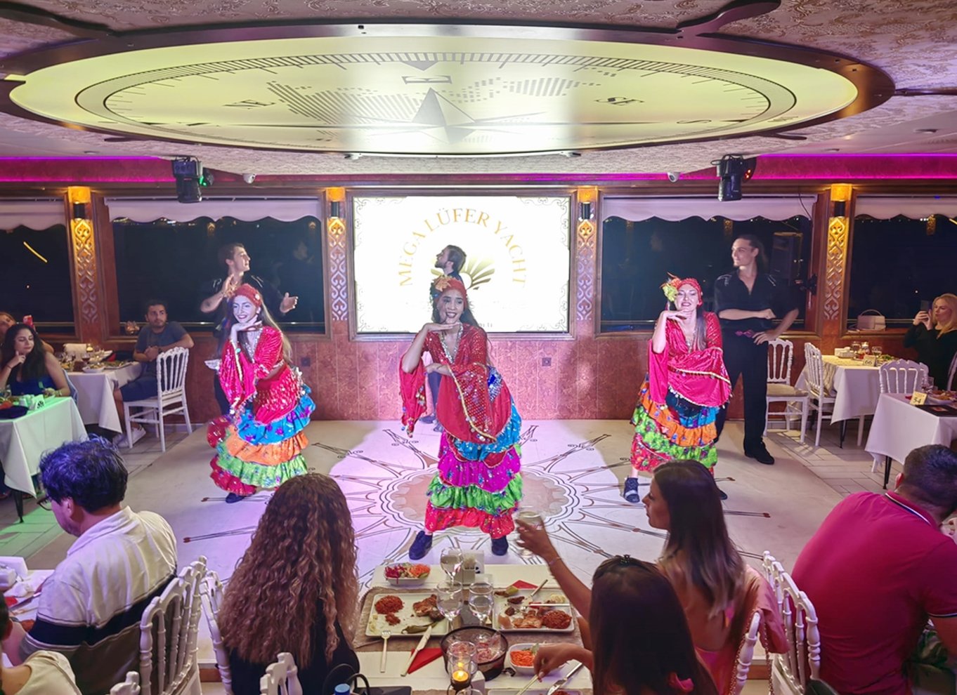 Istanbul: Bosporus-middagscruise og show med privat bord