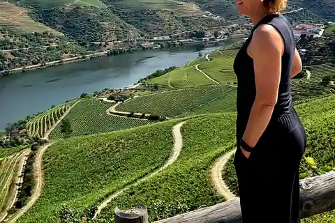 VALE DO DOURO: Tour Premium de Vinhos, Almoço em Adega e Passeio de Barco Particular