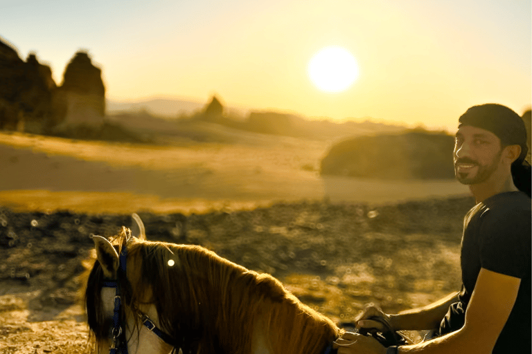Al-Ula: escursioni a cavallo con guidaEquitazione ad Al Ula (Al Wahah Road)