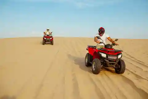 Paracas: Experimenta a aventura nas dunas em Buggys ou ATVs.