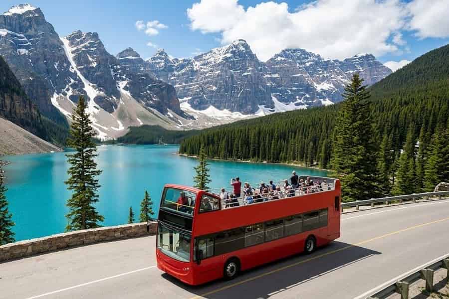 Moraine Lake Shuttle: Mit Parkplatz am Seeufer von Lake Louise. Foto: GetYourGuide