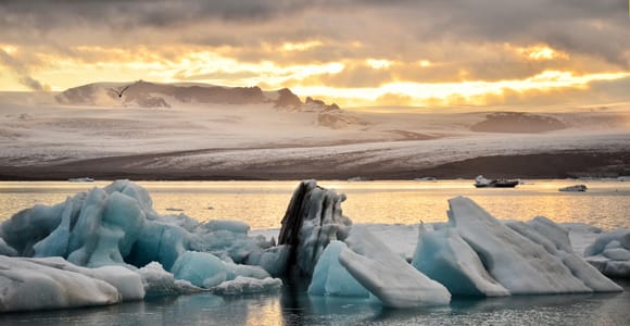 From Reykjavik: Glacier Lagoon and Fjaðrárgjúfur Canyon Tour