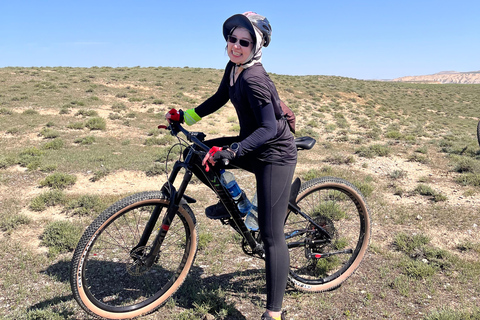 Baku: tour in mountain bike a Gobustan - vulcano di fango TogayayBaku: Tour in mountain bike sul Gobustan - Vulcano di fango di Togayay