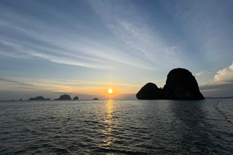 Mise en évidence du plancton rougeoyant et du coucher de soleilBateau rapide pour le coucher de soleil et le plancton rougeoyant de Koh Daeng