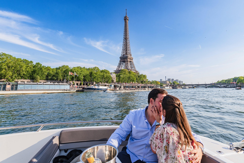 Paris: Private Seine River Cruise Paris: Private Seine River Cruise with Guide