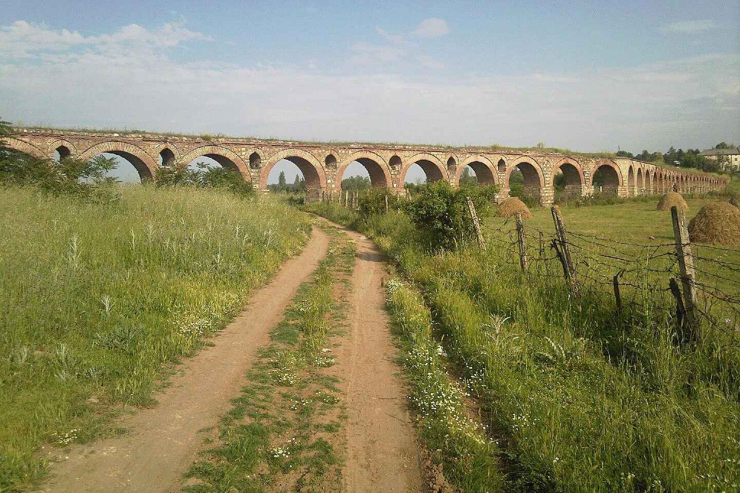 Skopje: Shutka and Aqueduct Guided Tour with Coffee