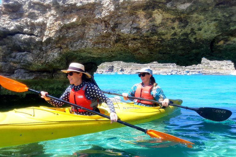 Gozo: Avventura guidata in kayak a Comino e alla Laguna Blu