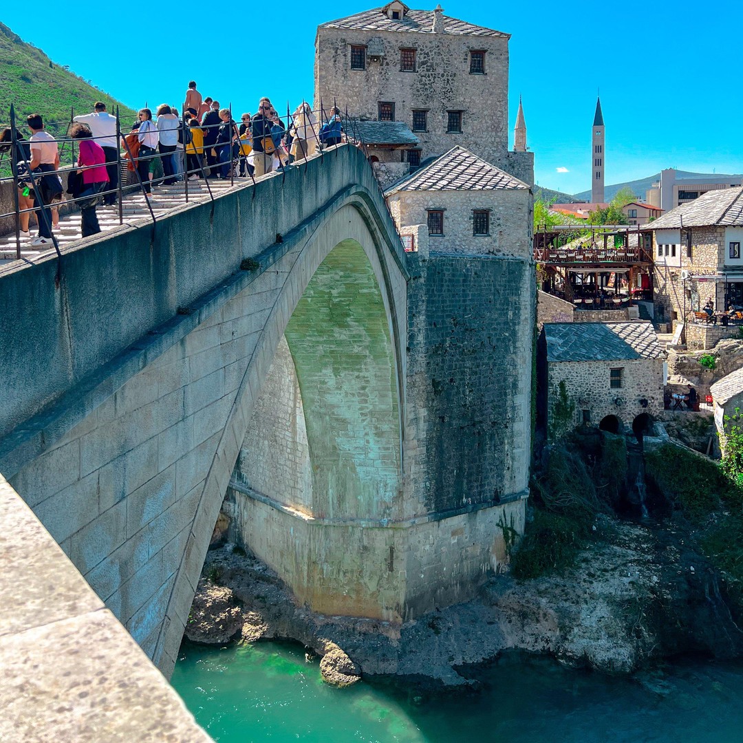 Excursión de un día al puente viejo de Mostar y a las cascadas de Krawice |  GetYourGuide, image size:1080x1080