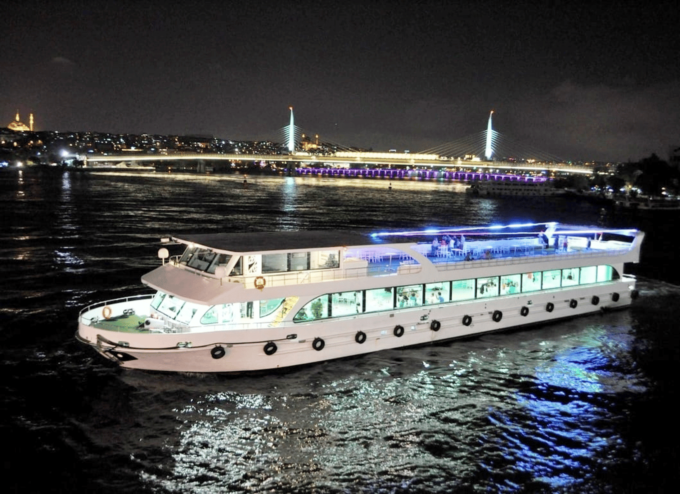 Istanbul: Bosporus-middagscruise og show med privat bord