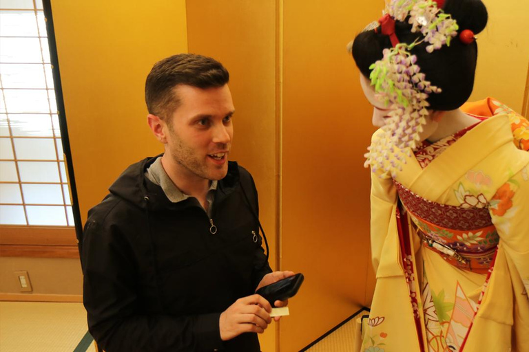 Maiko-dans en theeceremonie op een Noh-podium in Kyoto