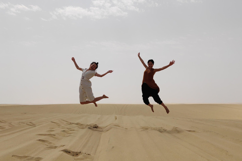 Safari dans le désert, promenade à dos de chameau, planche à sable et excursion en mer intérieureSafari, Dune Bashing, Camel Ride, Sandboard & Inland sea tour