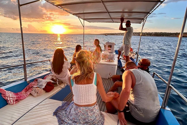 Santa Maria di Leuca: tour en barco de 3 horas con aperitivo y paradas para bañarse