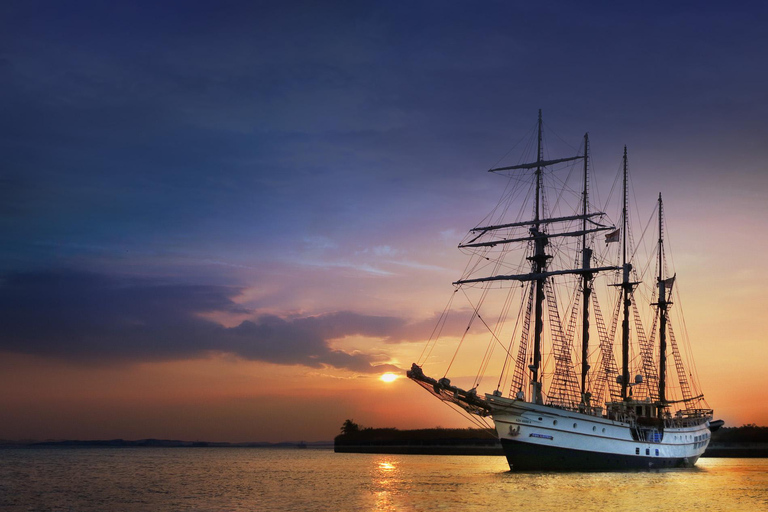 Singapore: Sunset Tall Ship Cruise with 4-Course Meal