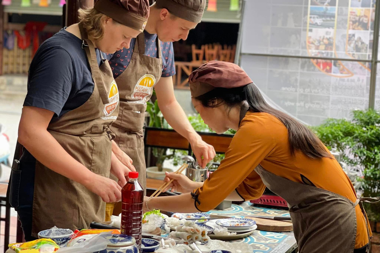 Hue City: cyclo, markttour en kookles bij Madam ThuTraditionele kookles (geen marktbezoek, geen ophalen)