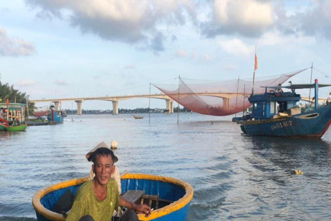 Hoi An: Tour di pesca al barbecue al tramonto con la gente del posto in barca