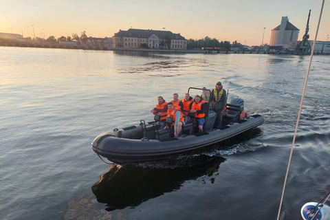 Bateau de vitesse au bout de la jetée à Sopot. Vitesse 100 km/h