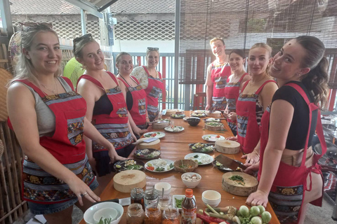 Chiang Mai : Small Group Thai Cooking class with market tour Join a small group in English