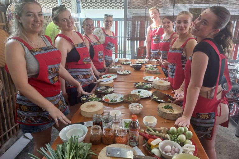 Chiang Mai : Corso di cucina tailandese per piccoli gruppi con tour del mercatoUnisciti a un piccolo gruppo in inglese