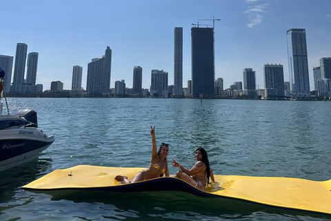 SEA MIAMI THE BEST!! 26' CROWNLINE "GLORY DAZE" + 1 HR FREE!