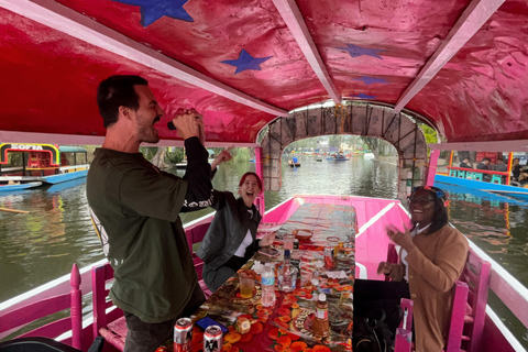 Xochimilco: traditional boat tour, culture and fun.