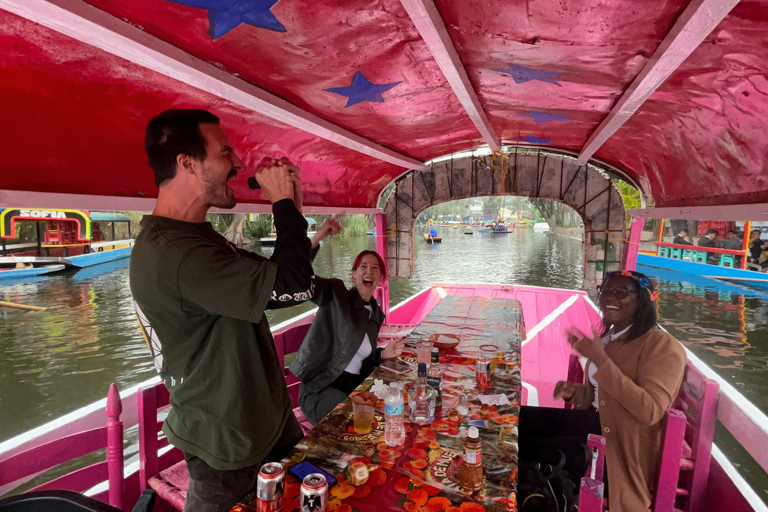 Xochimilco : visite en bateau traditionnel, culture et plaisir.