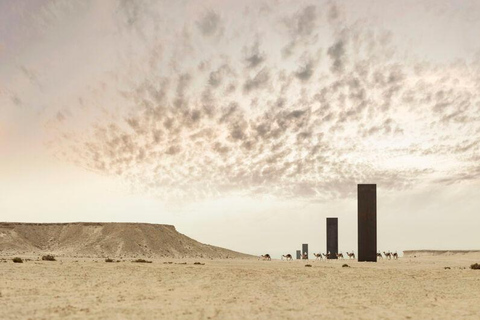 Doha: Scultura di Richard Serra del Qatar occidentale, tour della roccia del fungo