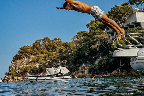 Palma de Mallorca: Private Sunrise Boat Tour & Watersports Sunrise experience + Long stop with water toys.