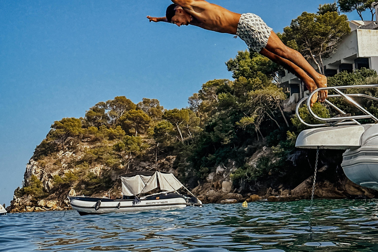 Palma de Mallorca: Private Sunrise Boat Tour & Watersports Sunrise experience + Long stop with water toys.