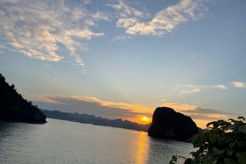 Hanoi: jednodniowa wycieczka po zatoce Ha Long - luksusowy rejs i lunch w formie bufetu