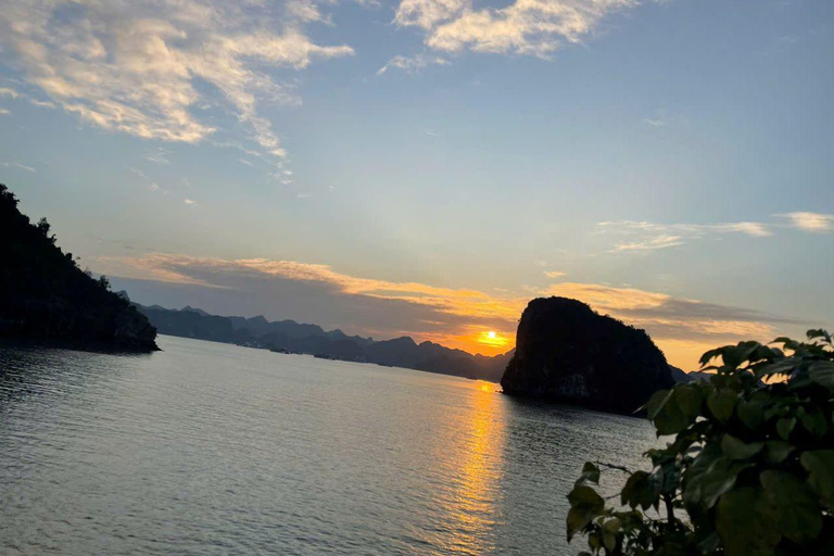 Hanoi: jednodniowa wycieczka po zatoce Ha Long - luksusowy rejs i lunch w formie bufetu