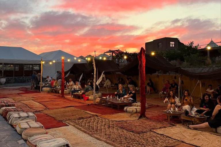 Agafay Desert Escape: Abendessen bei Sonnenuntergang, Pool &amp; Quad/KamelAbendessen in der Agafay-Wüste mit Kamelritt