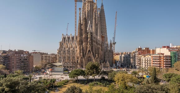 Sagrada Familia Tour with Express Entry and Local Guide