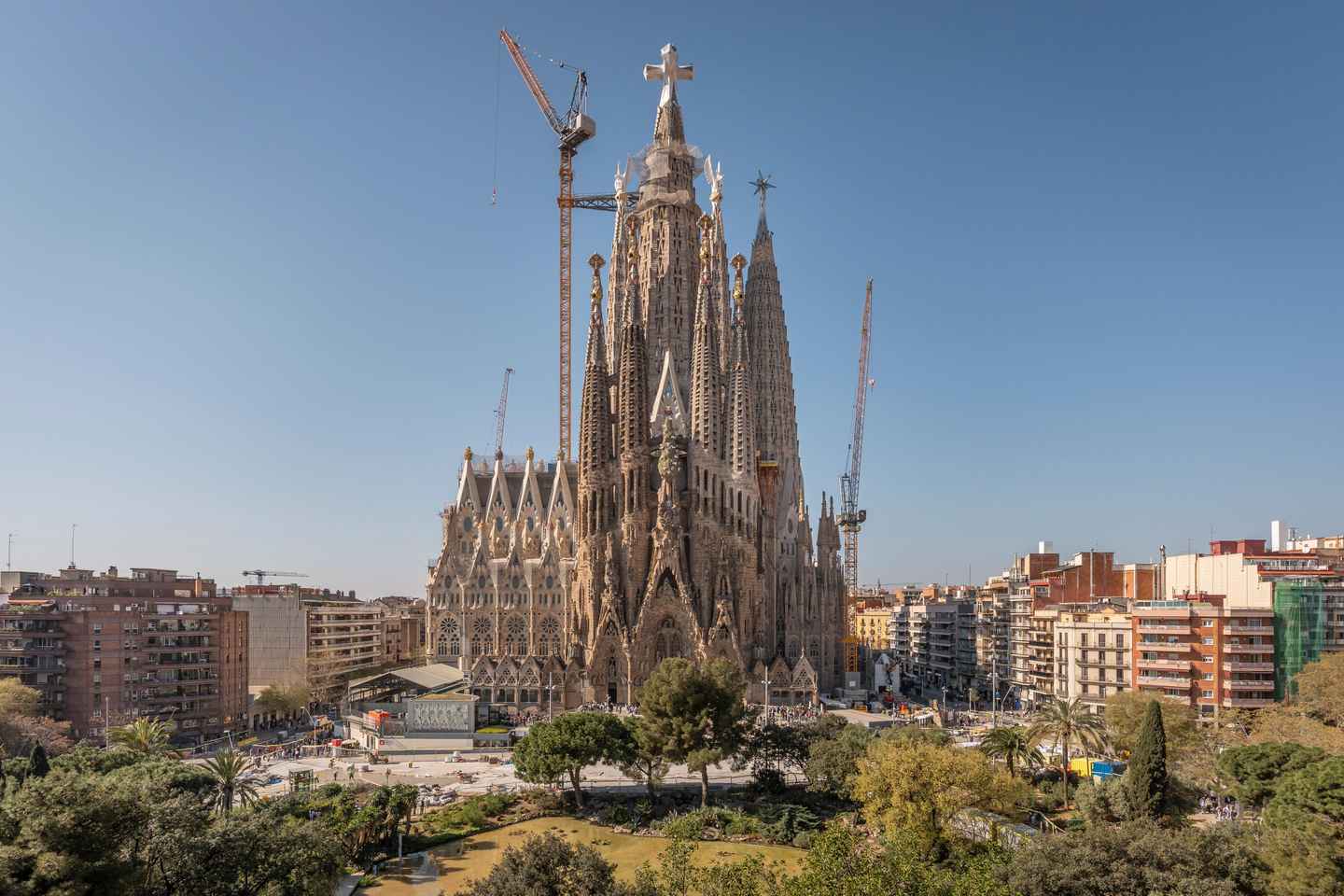 Sagrada Familia Tour with Express Entry and Local Guide