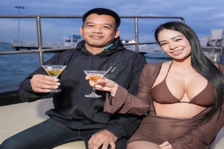 Pattaya: Guided City Tour with Floating Market & Lunch Join Tour+Boat Experience