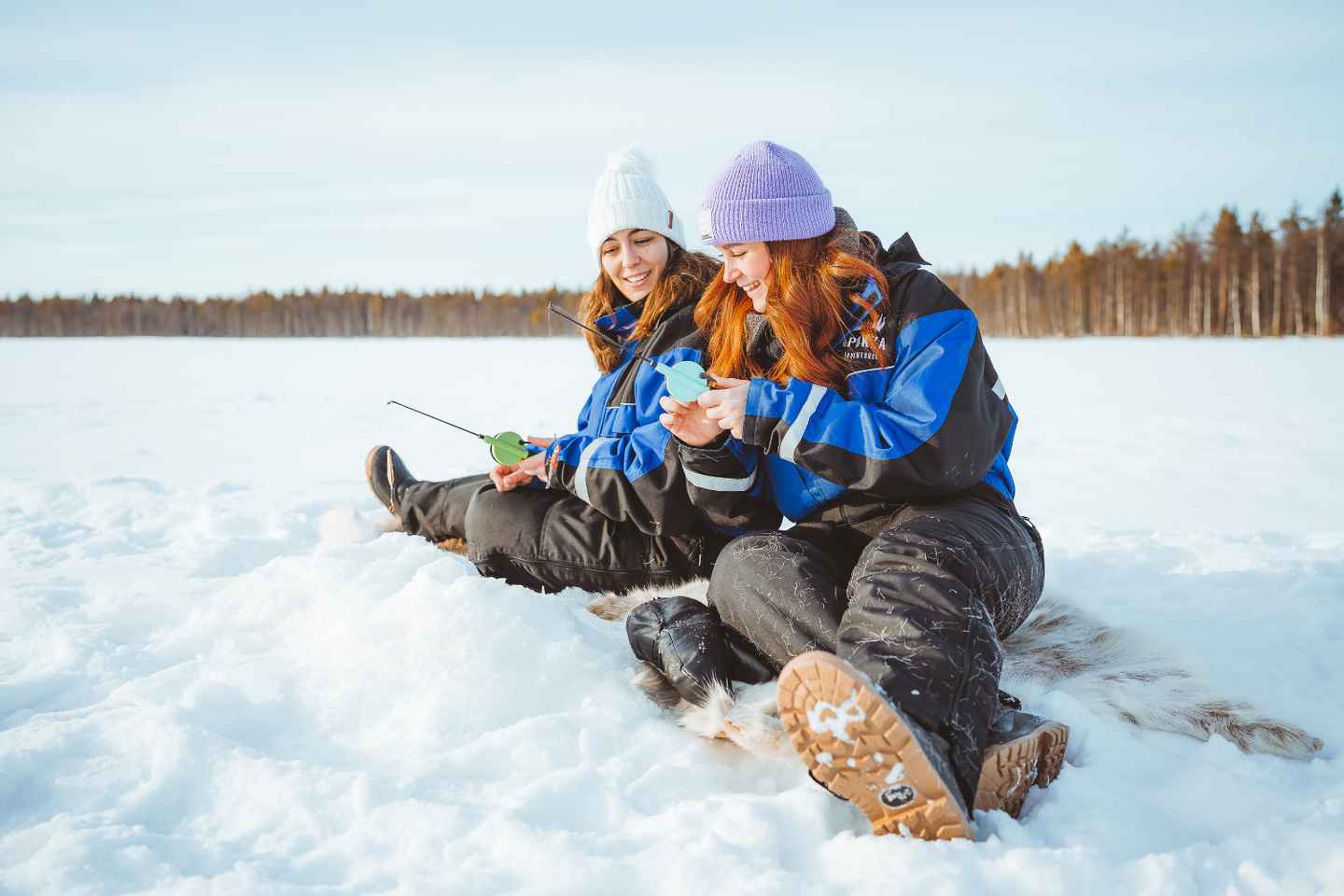 ロヴァニエミでフィンランド風の氷釣り体験
