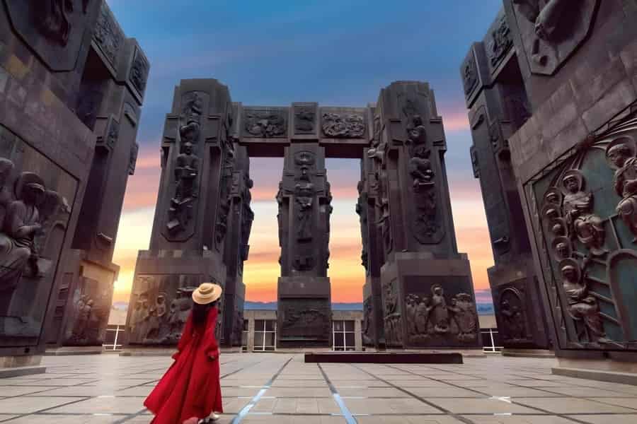 Tiflis Magisches Kachetien Sighnaghi Bodbe Chroniken Georgiens. Foto: GetYourGuide Tiflis Magisches Kachetien Sighnaghi Bodbe Chroniken Georgiens. Foto: GetYourGuide