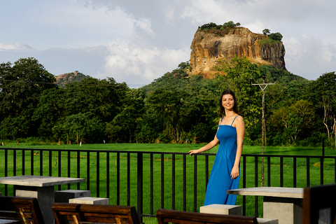 Colombo: Sigiriya Lion Rock & Dambulla Cave Tour with Lunch