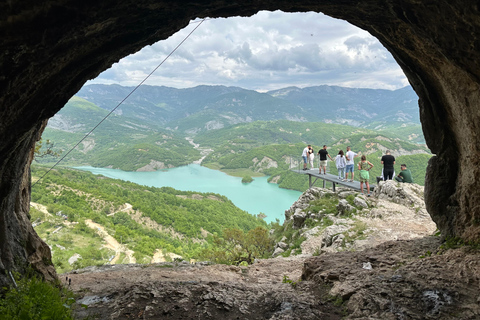 De Tirana: Caminhada no Lago Bovilla com serviço de busca no hotel