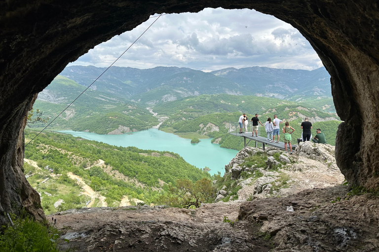 De Tirana: Caminhada no Lago Bovilla com serviço de busca no hotel