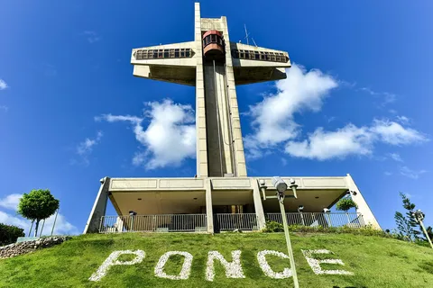 Ponce: Walking Tour with Castillo Serrallés Visit and Dinner