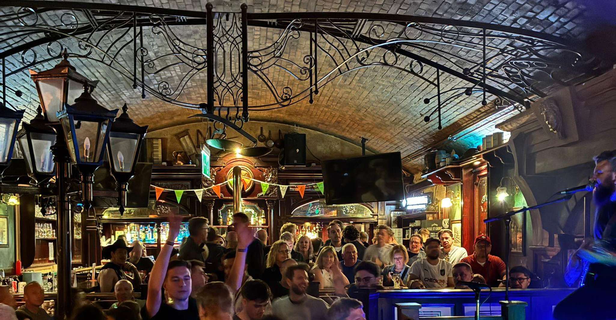 Berlin: Pub Crawl & Party with Free Shots & VIP Club Access