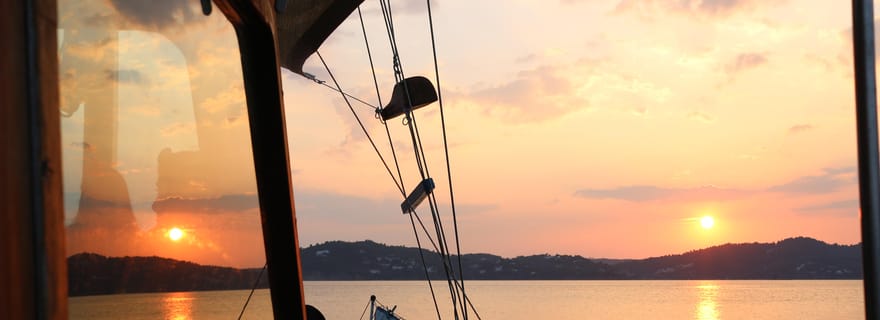 Skiathos : Croisière en bateau avec dîner et observation du coucher de soleil