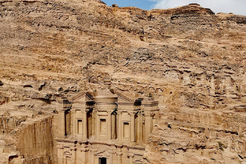 Transfer vom Flughafen oder Amman nach Petra mit einer großen Limousine