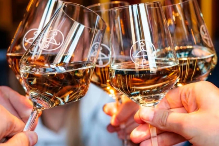 Eindhoven: Wine tour with drinks & games