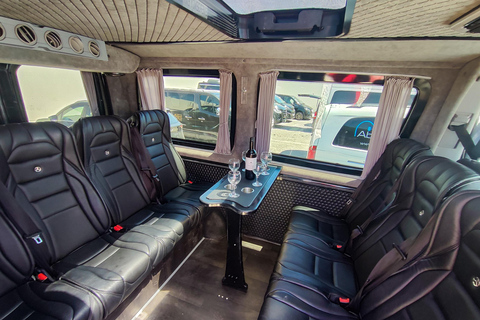 Santorini: noleggia un&#039;auto privata con autista (servizio orario)4 ore di auto e autista