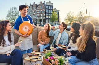 Amsterdam: Grachtenfahrt mit Käseverkostung und unbegrenzten Drinks