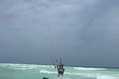 KiteSurf: Prywatne lekcje przed Mnemba, Zanzibar - początkujący/średnio zaawansowaniKitesurfing: prywatne lekcje przed Mnembą, Zanzibar – poziom początkujący/średnio zaawa